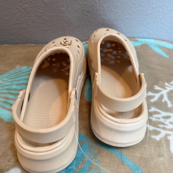 Khaki Casual Clogs with decorative charms/Jibbitz~Size 8-8.5 or 40-41~NEW - Picture 11 of 16